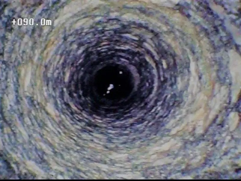 Imagem da câmera de perfilagem dentro do poço, a 90 metros